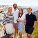 Kronprinsfamilien på Dvergsøya. Foto: Lise Åserud, NTB scanpix